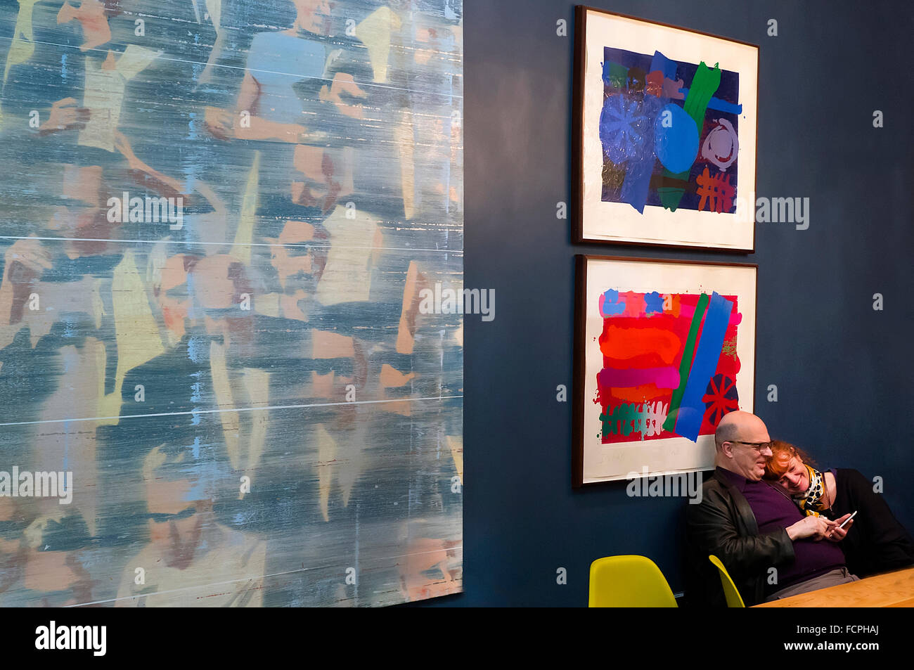 Londra, Regno Unito. Il 22 gennaio, 2016. Amante dell'arte presso la London Art Fair 2016 presso il Business Design Centre di Islington Londra UK Credit: Martyn Goddard/Alamy Live News Foto Stock