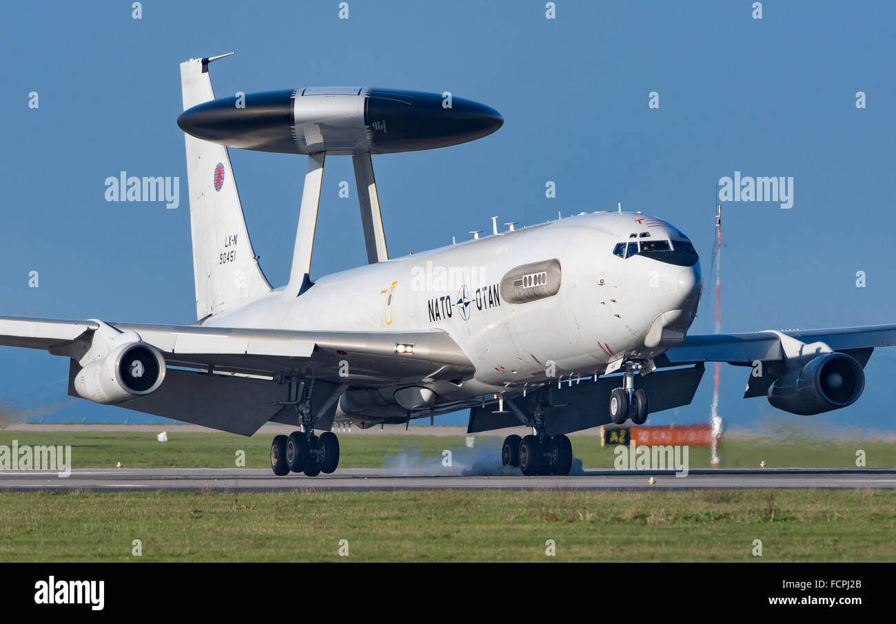 La NATO E-3una sentinella nel circuito a Newquay Airport/RAF ST Mawgan per circa due ore il 20/1/2016 Foto Stock