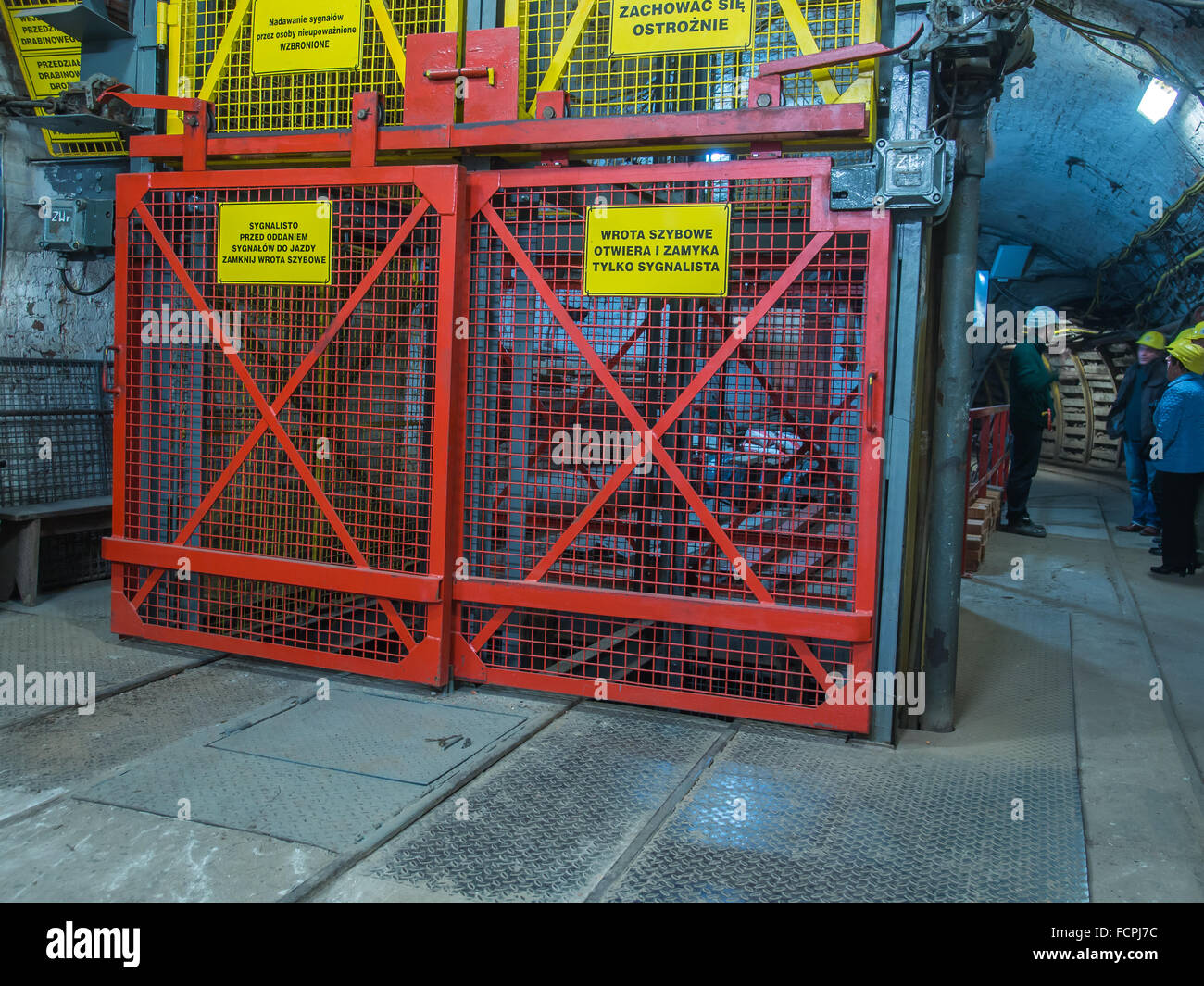Ruda Slaska, Polonia - Novembre 05, 2015: persone che indossano caschi in attesa di un ascensore di un albero in una miniera di carbone Foto Stock