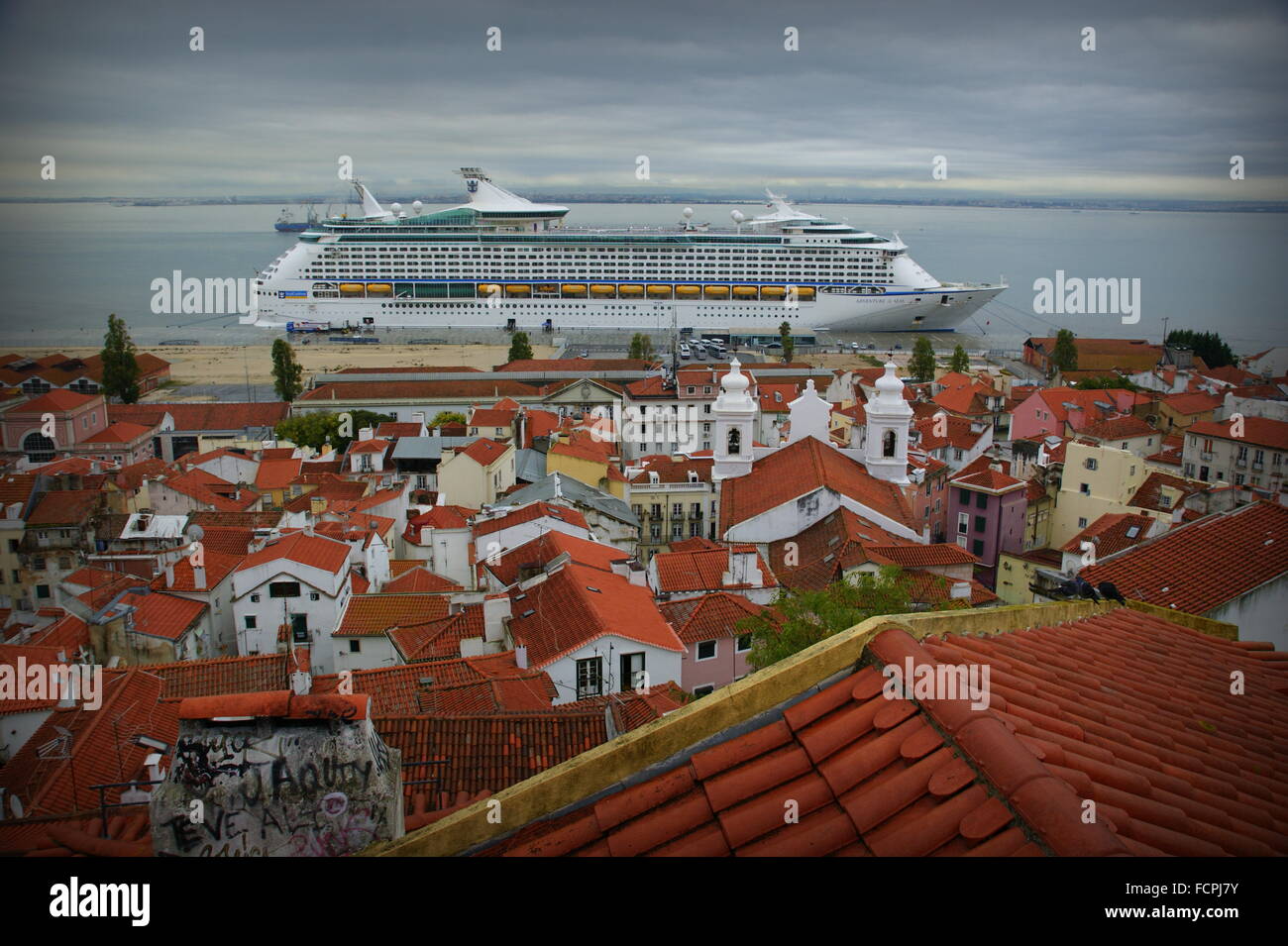 Grande nave da crociera nel porto di Lisbona Foto Stock