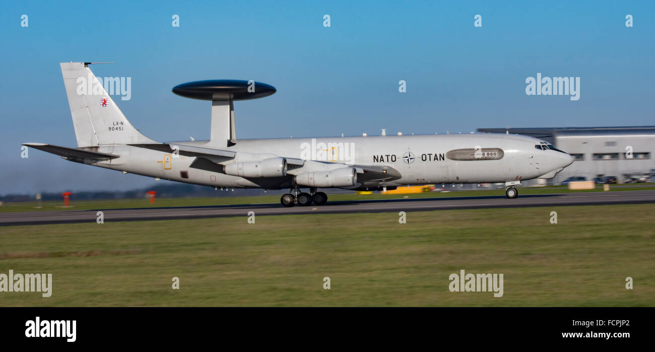 Boeing E-3A Sentry (AWACS) aerei della NATO a Newquay Airport Foto Stock