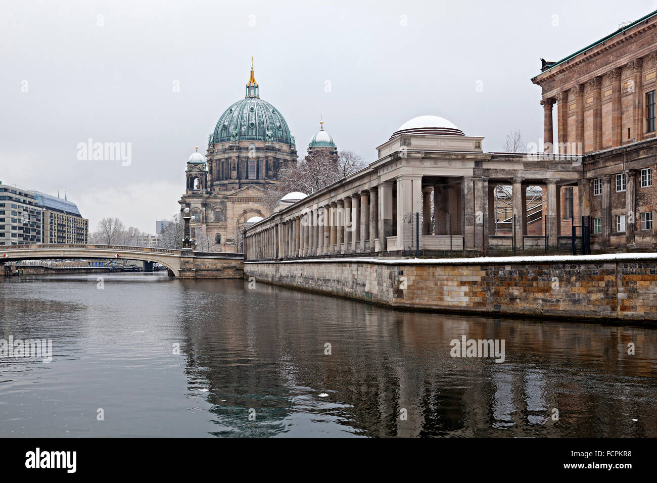 Cattedrale di Berlino, Berliner Dom, elencati chiesa protestante sull isola dei musei nel fiume Sprea in inverno Foto Stock