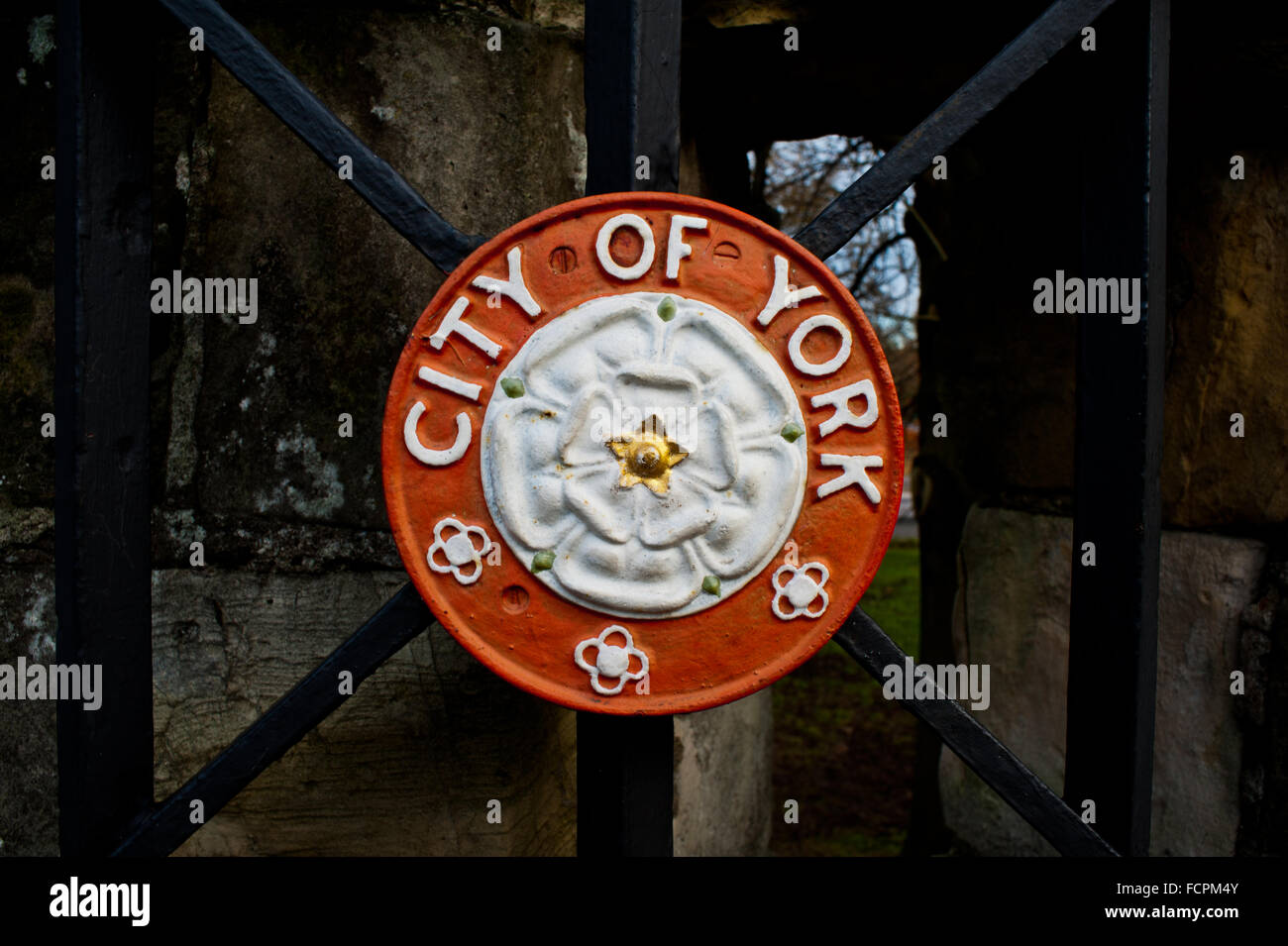 Città di York con Rosa Bianca emblema di acciaio colato segno Foto Stock