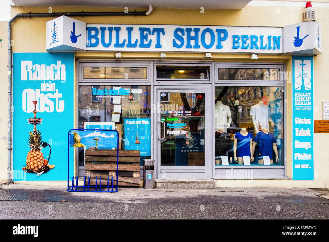 Berlin Bullet Shop - Un negozio di narghilè o shisha che vende tabacco aromatizzato alla frutta e narghilè, Frankfurter Allee 250, Lichtenberg, Berlino Foto Stock