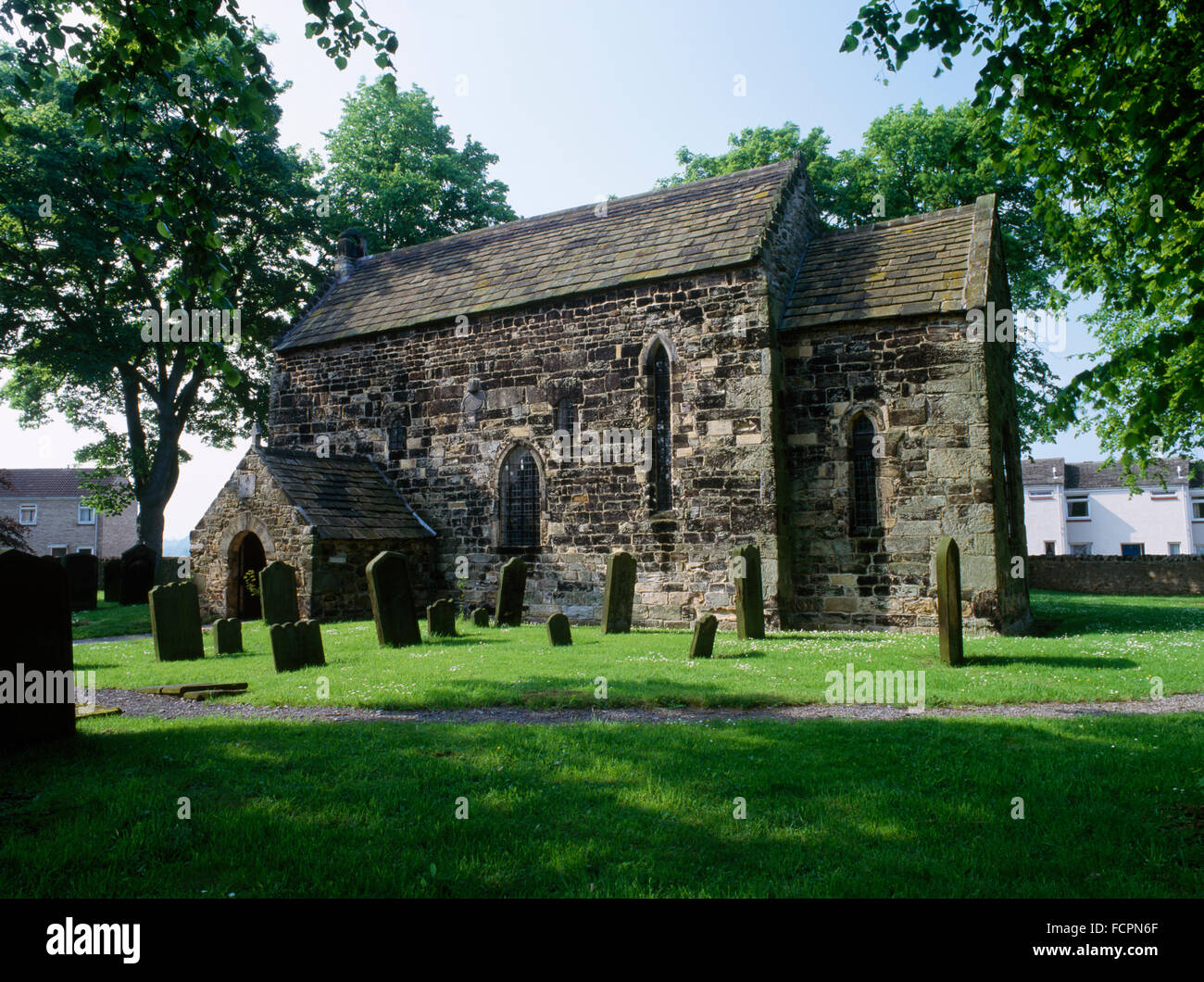 Cerca NW a C7th navata & Coro di Escomb Sassone (Anglian) Chiesa, County Durham, costruita di riutilizzate pietre portate da Binchester Roman Fort. Foto Stock