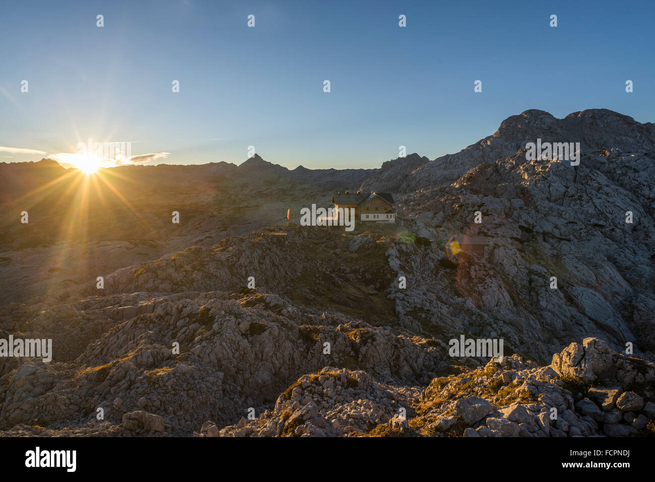 Sunrise over Ingolstadt baita di montagna e mountainsin circostante le Alpi austriache vicino Koenigssee e Berchtesgaden Foto Stock