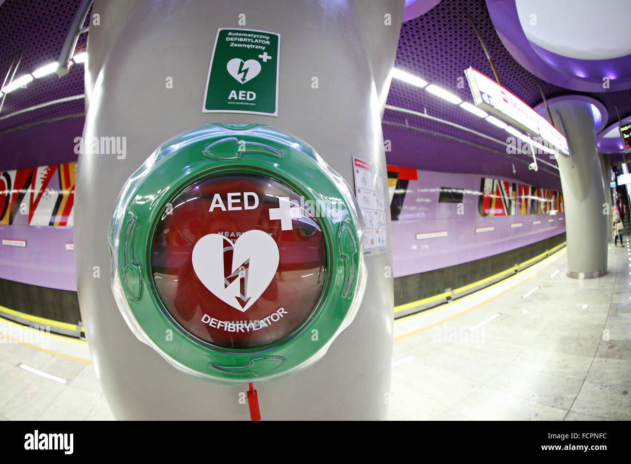 Defibrillatore semiautomatico presso la stazione della metropolitana di Varsavia Foto Stock