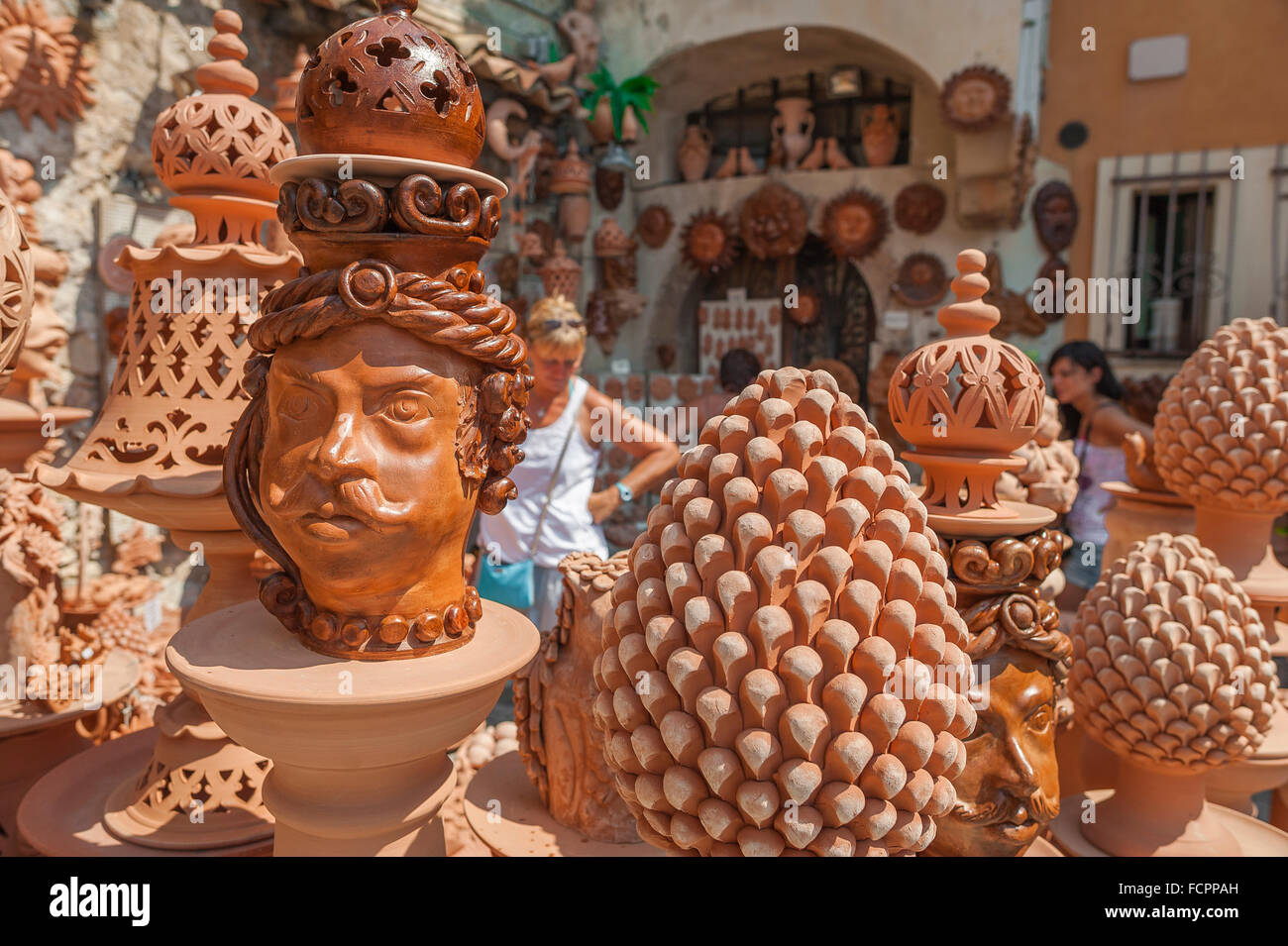 Shopping in Italia, vista di una mostra di lanterne in terracotta e busti in vendita in un negozio nella storica località turistica di Taormina, Sicilia. Foto Stock