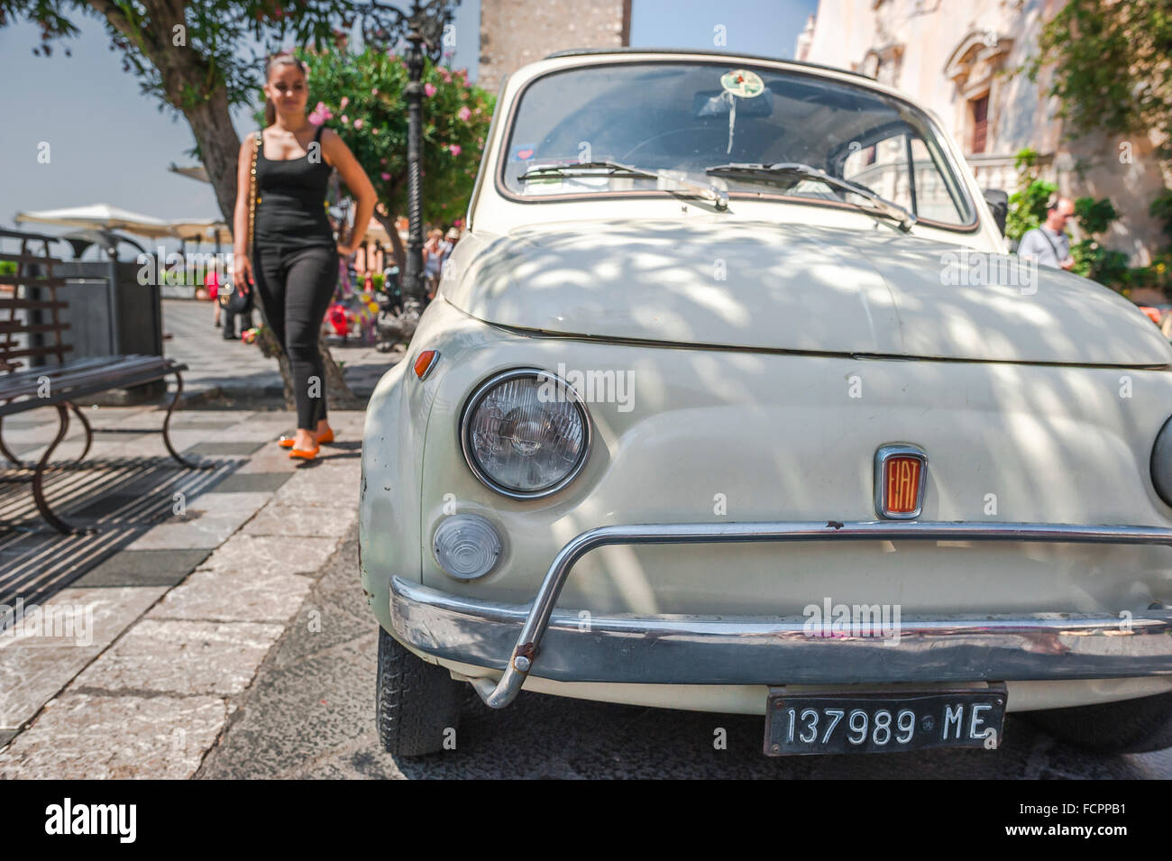 Fiat 500 Italia, in vista di un classico 500 Fiat Cinquecento parcheggiata in Piazza IX Aprile, Taormina, Sicilia. Foto Stock