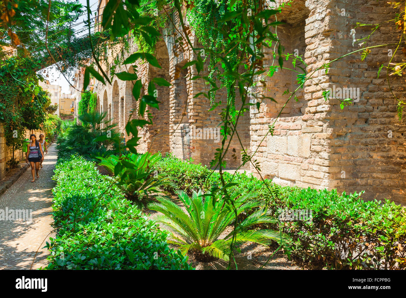 Mura romane d'italia, vista sulle Naumachie di Taormina, un'antica cinta muraria romana che un tempo sorse una massiccia cisterna che forniva acqua alla città. Foto Stock