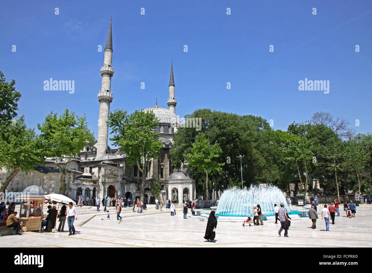 La gente camminare vicino al Eyup la Moschea del Sultano Eyup nel quartiere di Istanbul, Turchia Foto Stock