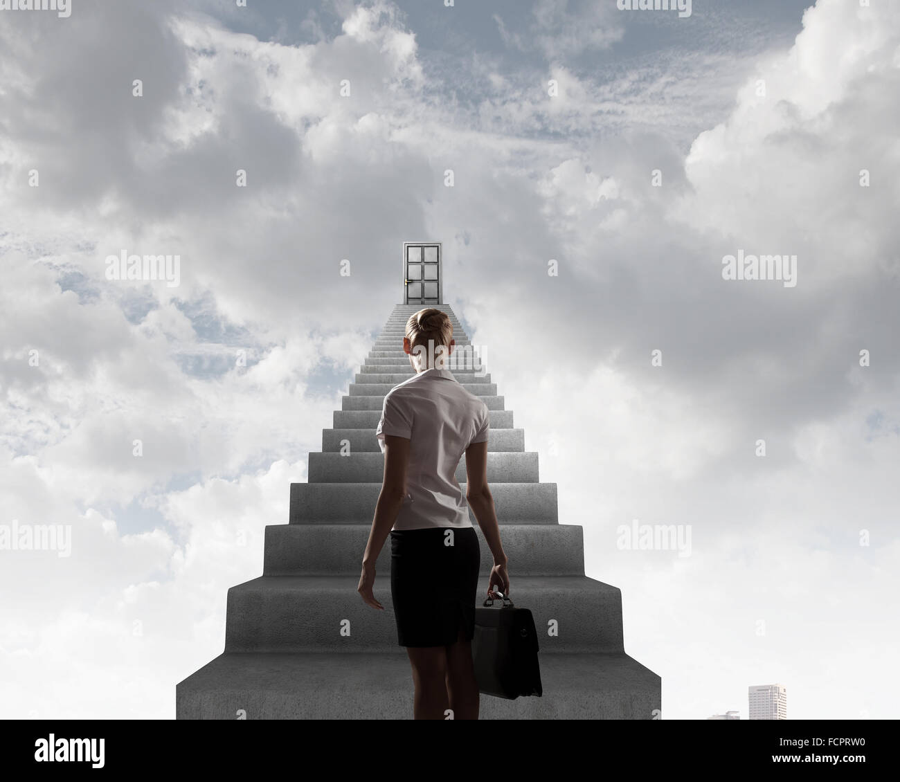 Imprenditrice a piedi fino alla scalinata porta in cielo Foto Stock