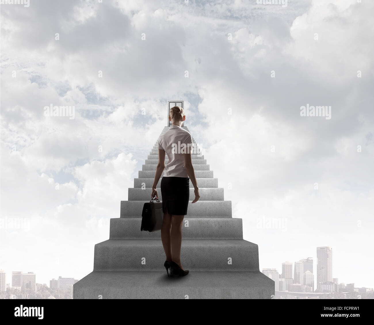 Imprenditrice a piedi fino alla scalinata porta in cielo Foto Stock