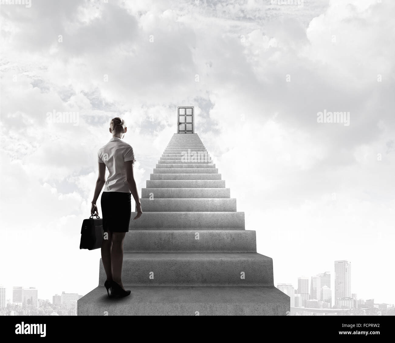Imprenditrice a piedi fino alla scalinata porta in cielo Foto Stock