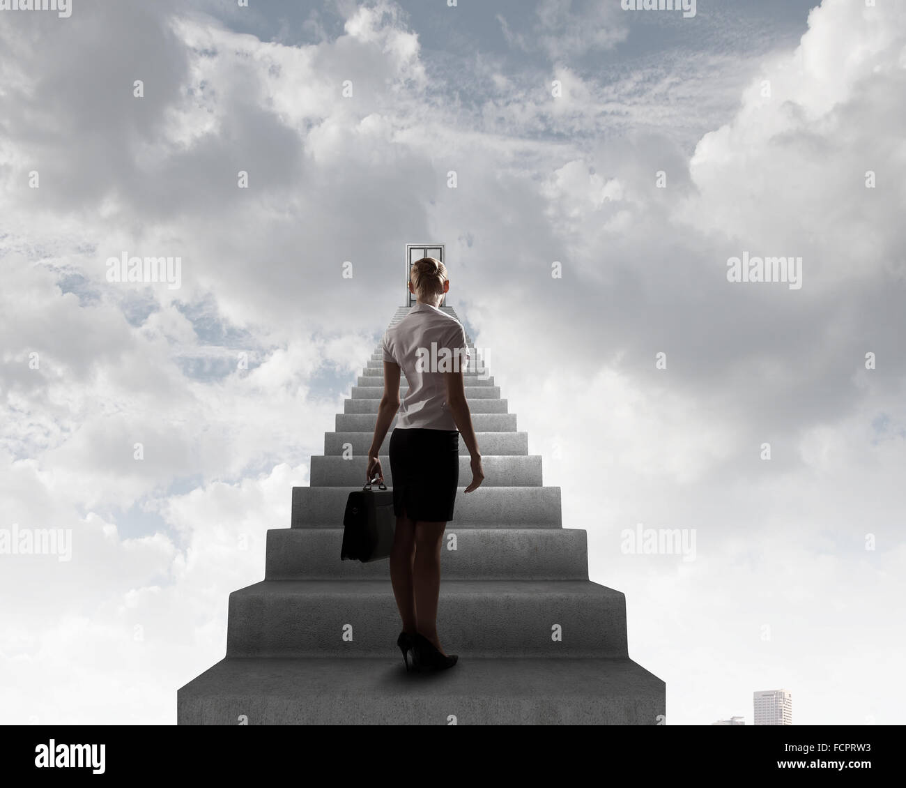Imprenditrice a piedi fino alla scalinata porta in cielo Foto Stock