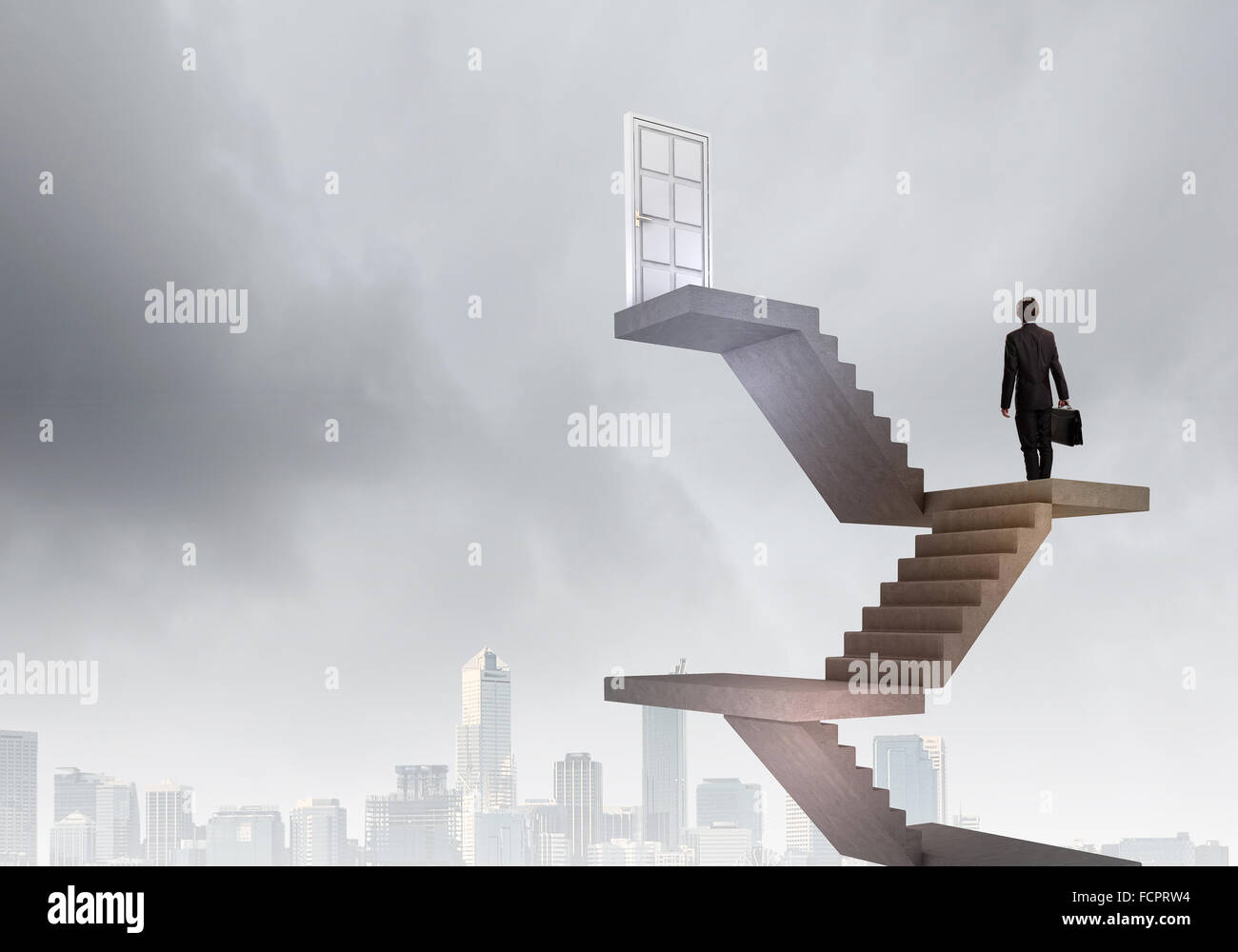 Imprenditore a piedi fino alla scalinata porta in cielo Foto Stock
