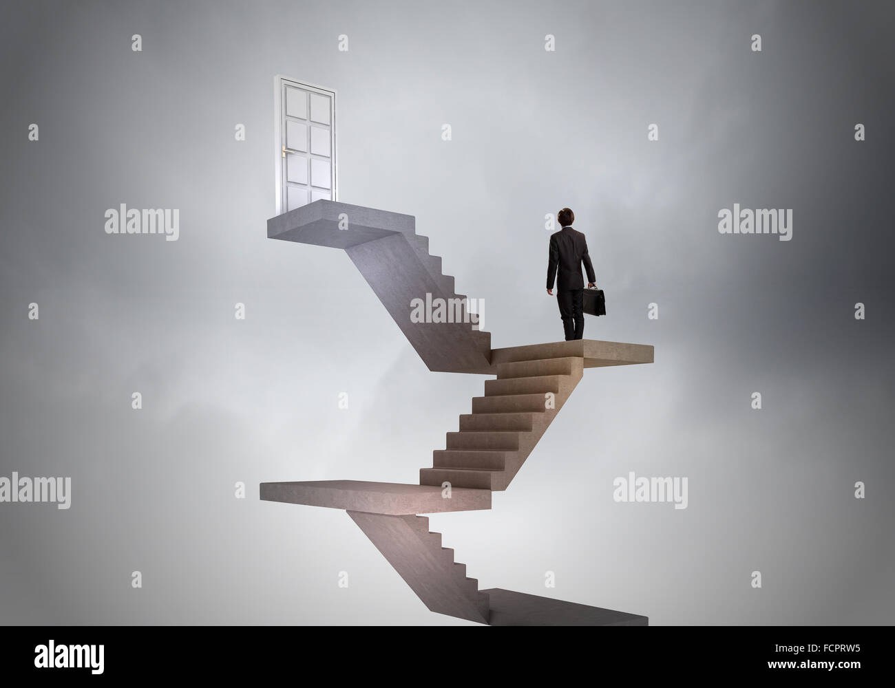 Imprenditore a piedi fino alla scalinata porta in cielo Foto Stock