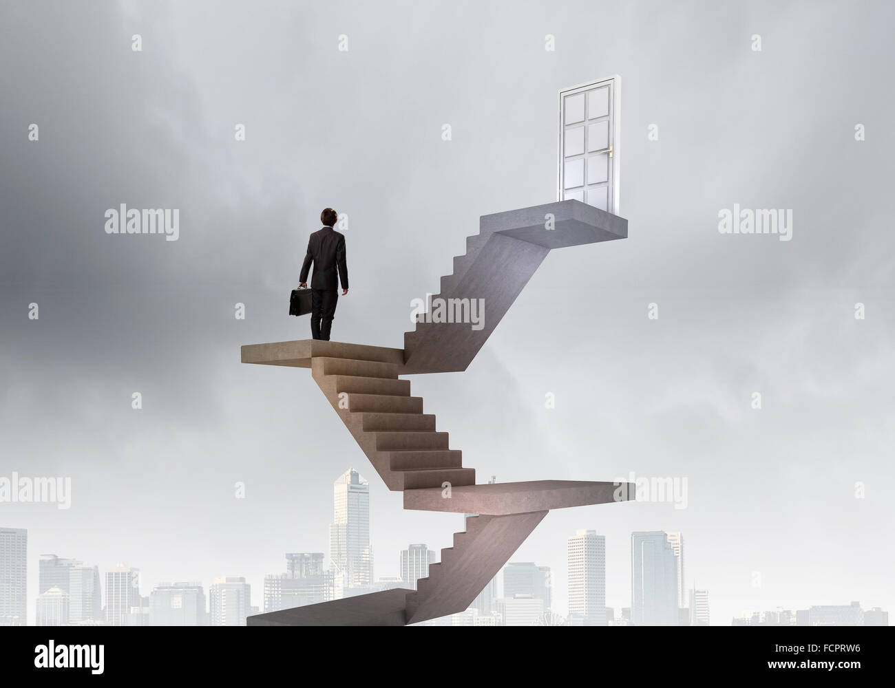 Imprenditore a piedi fino alla scalinata porta in cielo Foto Stock