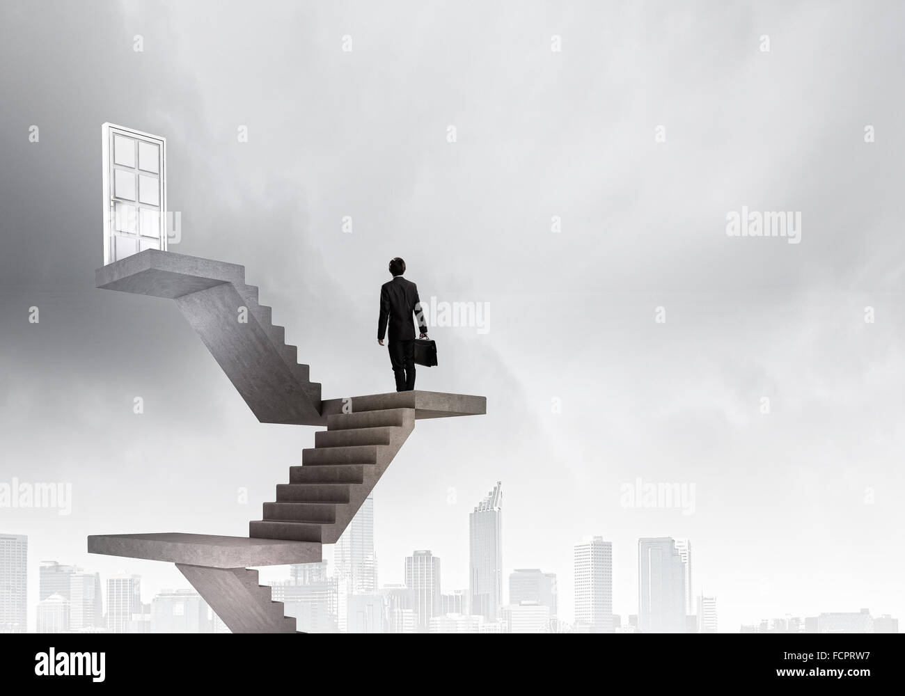 Imprenditore a piedi fino alla scalinata porta in cielo Foto Stock