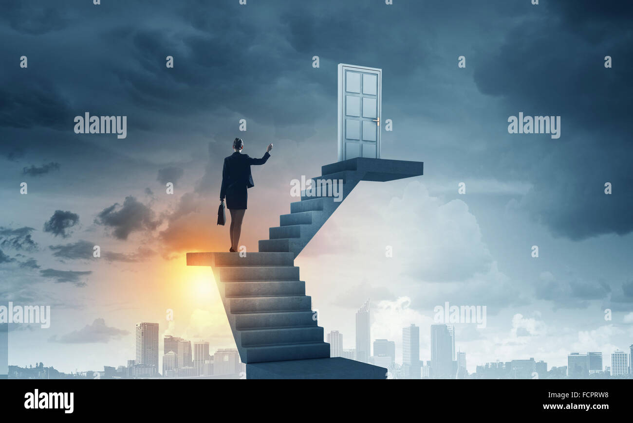 Imprenditrice a piedi fino alla scalinata porta in cielo Foto Stock