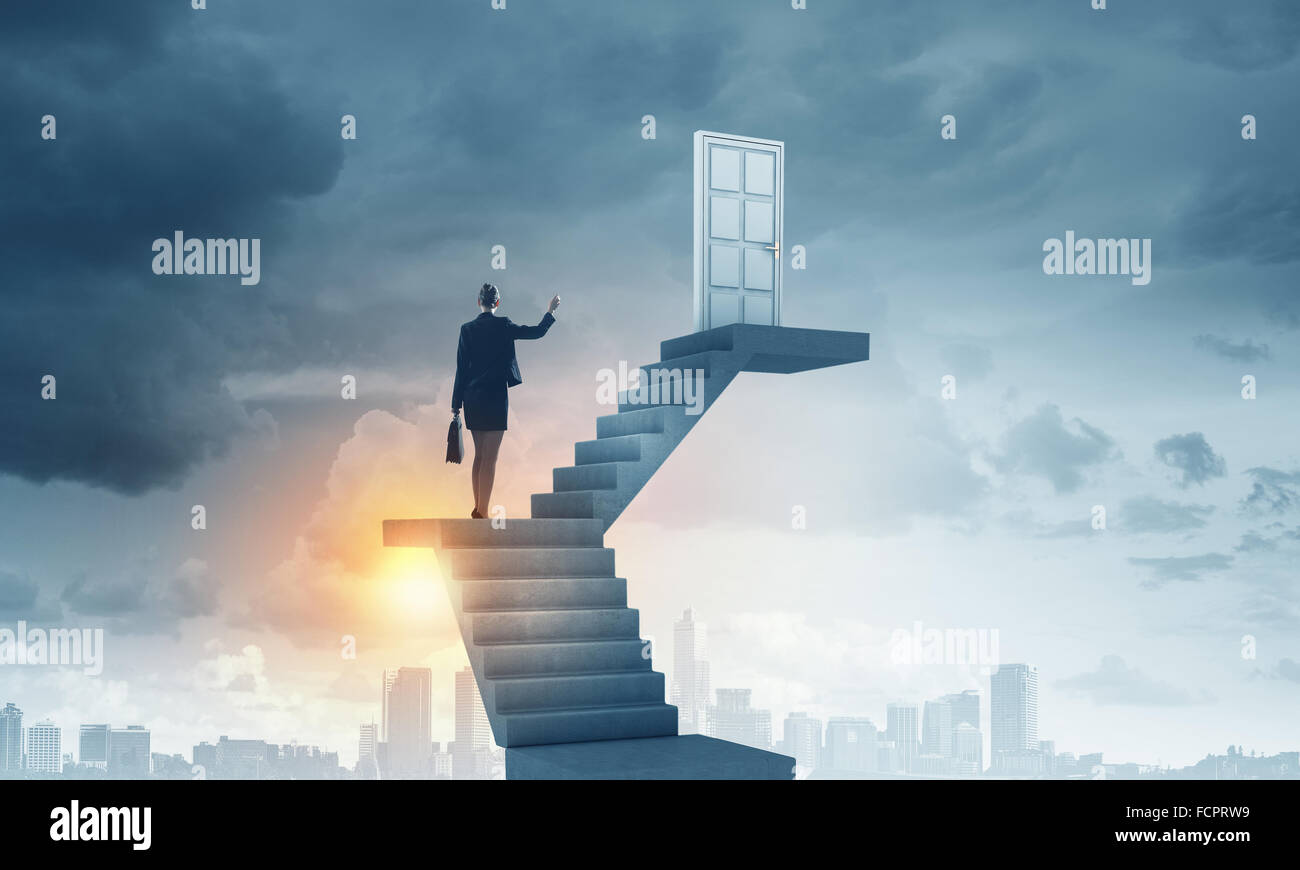 Imprenditrice a piedi fino alla scalinata porta in cielo Foto Stock