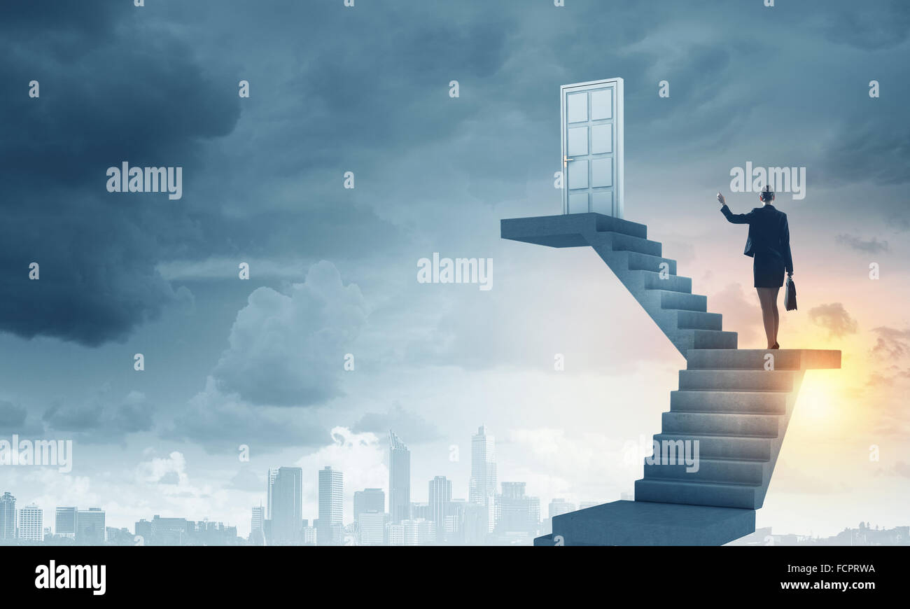 Imprenditrice a piedi fino alla scalinata porta in cielo Foto Stock