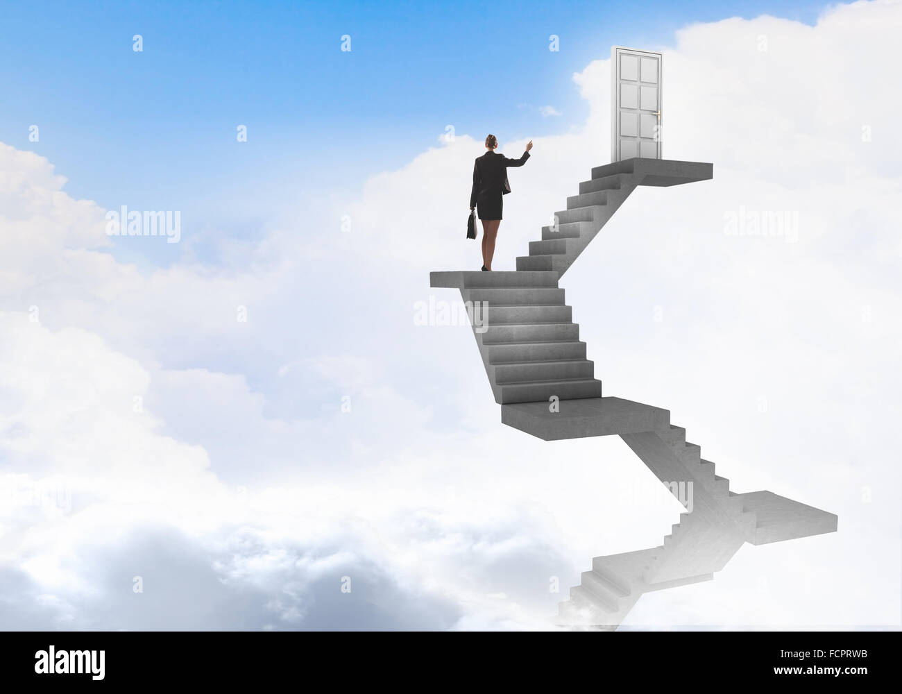 Imprenditrice a piedi fino alla scalinata porta in cielo Foto Stock