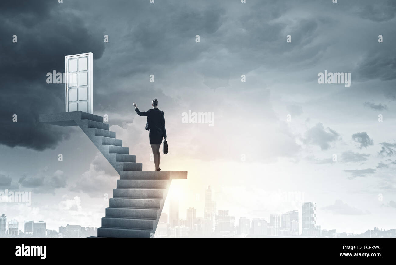 Imprenditrice a piedi fino alla scalinata porta in cielo Foto Stock