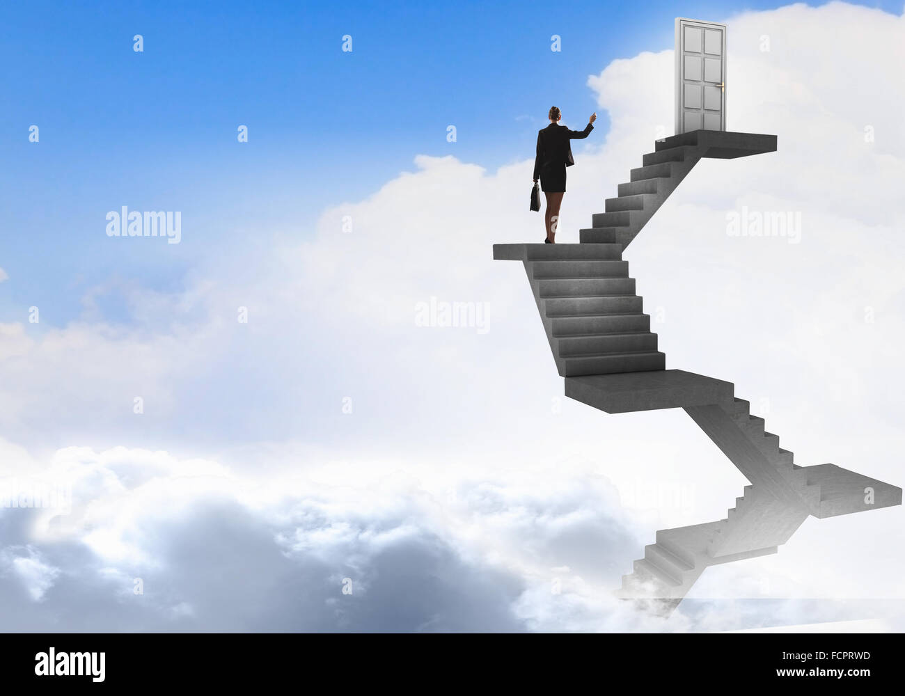 Imprenditrice a piedi fino alla scalinata porta in cielo Foto Stock