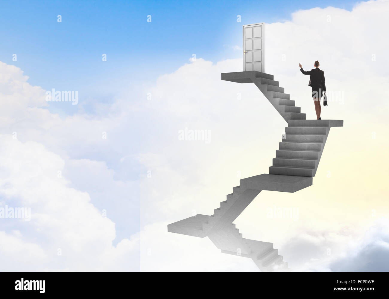 Imprenditrice a piedi fino alla scalinata porta in cielo Foto Stock