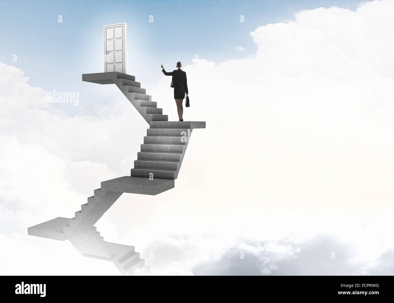 Imprenditrice a piedi fino alla scalinata porta in cielo Foto Stock
