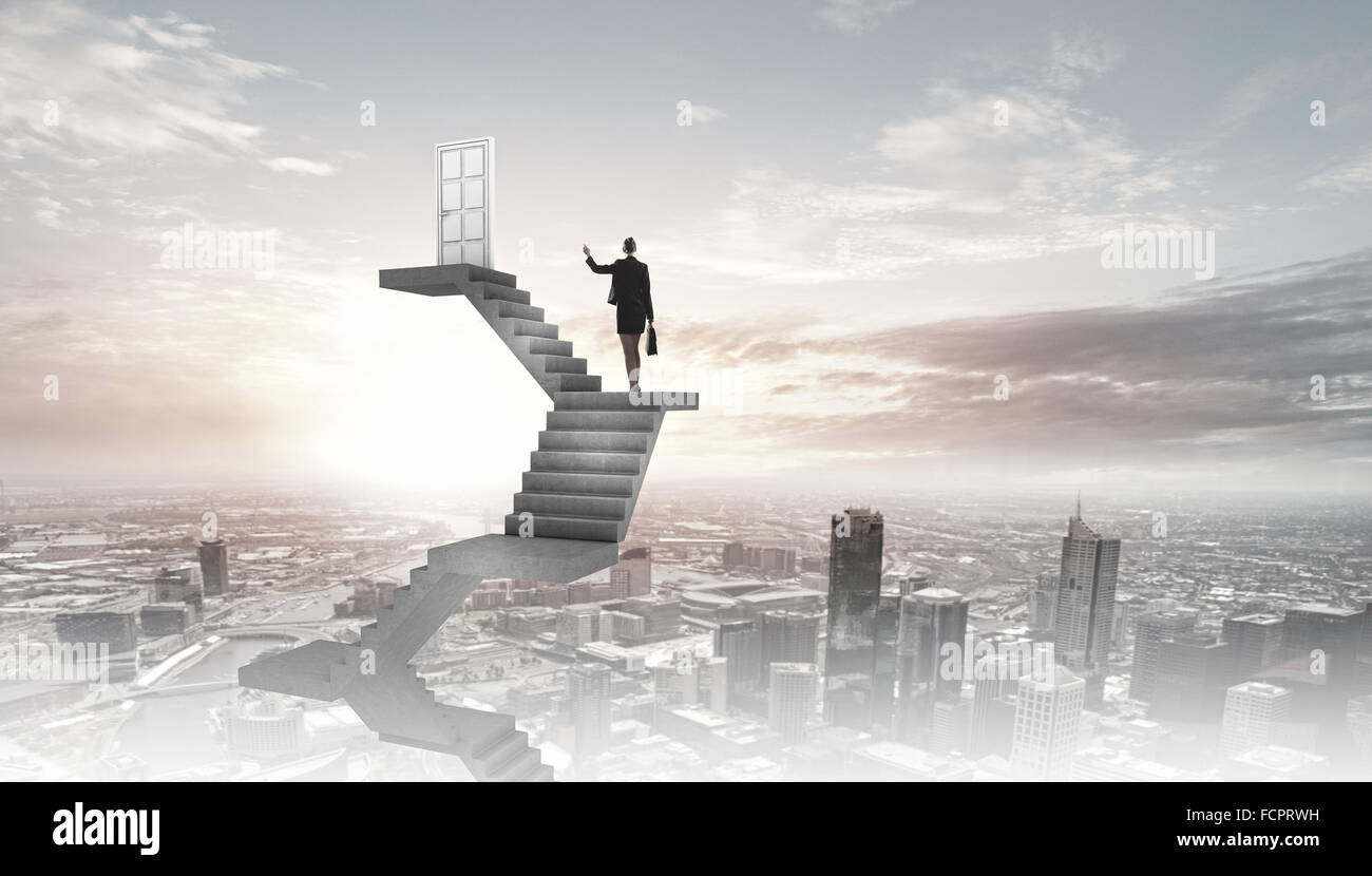 Imprenditrice a piedi fino alla scalinata porta in cielo Foto Stock