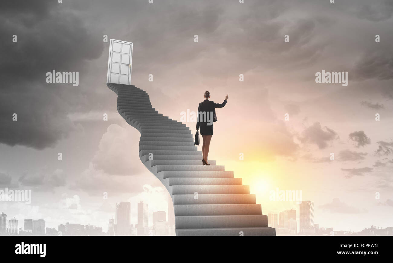 Imprenditrice a piedi fino alla scalinata porta in cielo Foto Stock