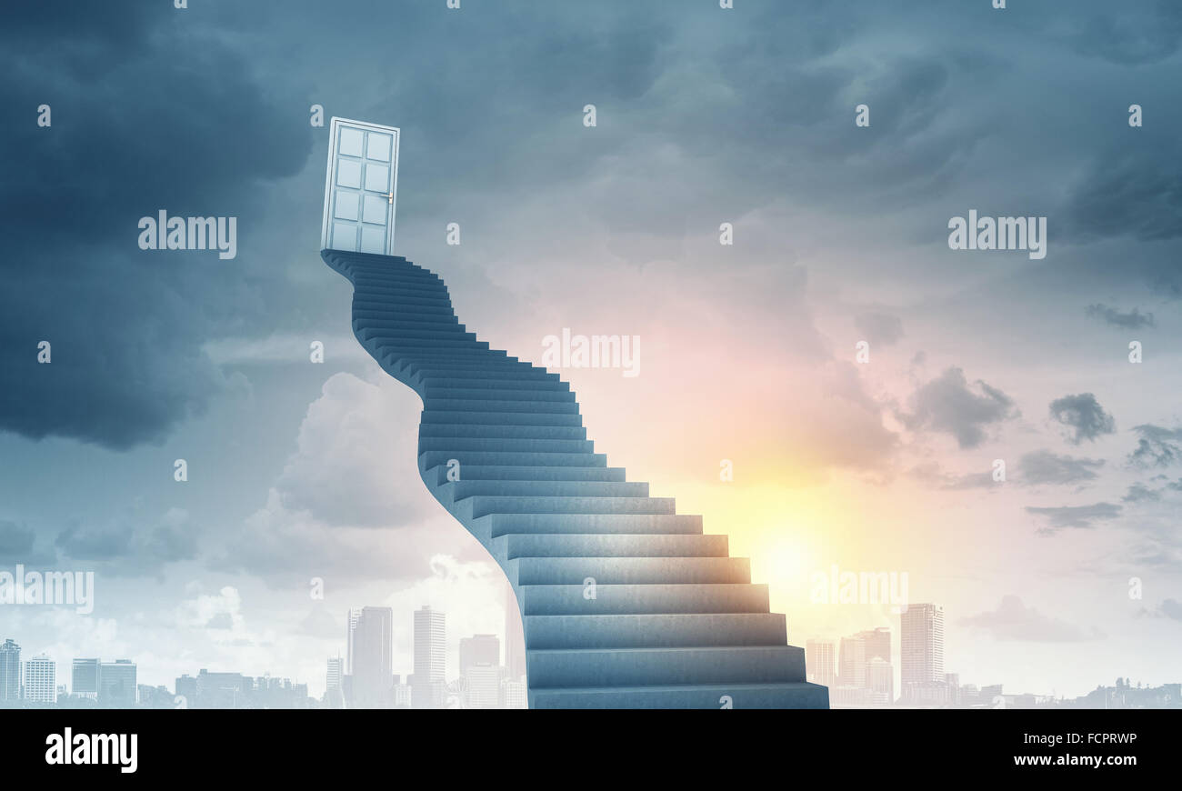 Imprenditrice a piedi fino alla scalinata porta in cielo Foto Stock