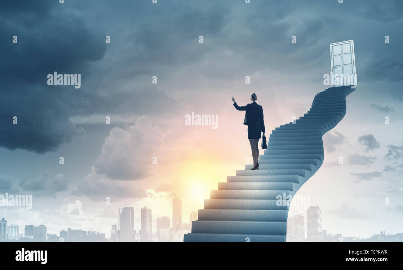 Imprenditrice a piedi fino alla scalinata porta in cielo Foto Stock