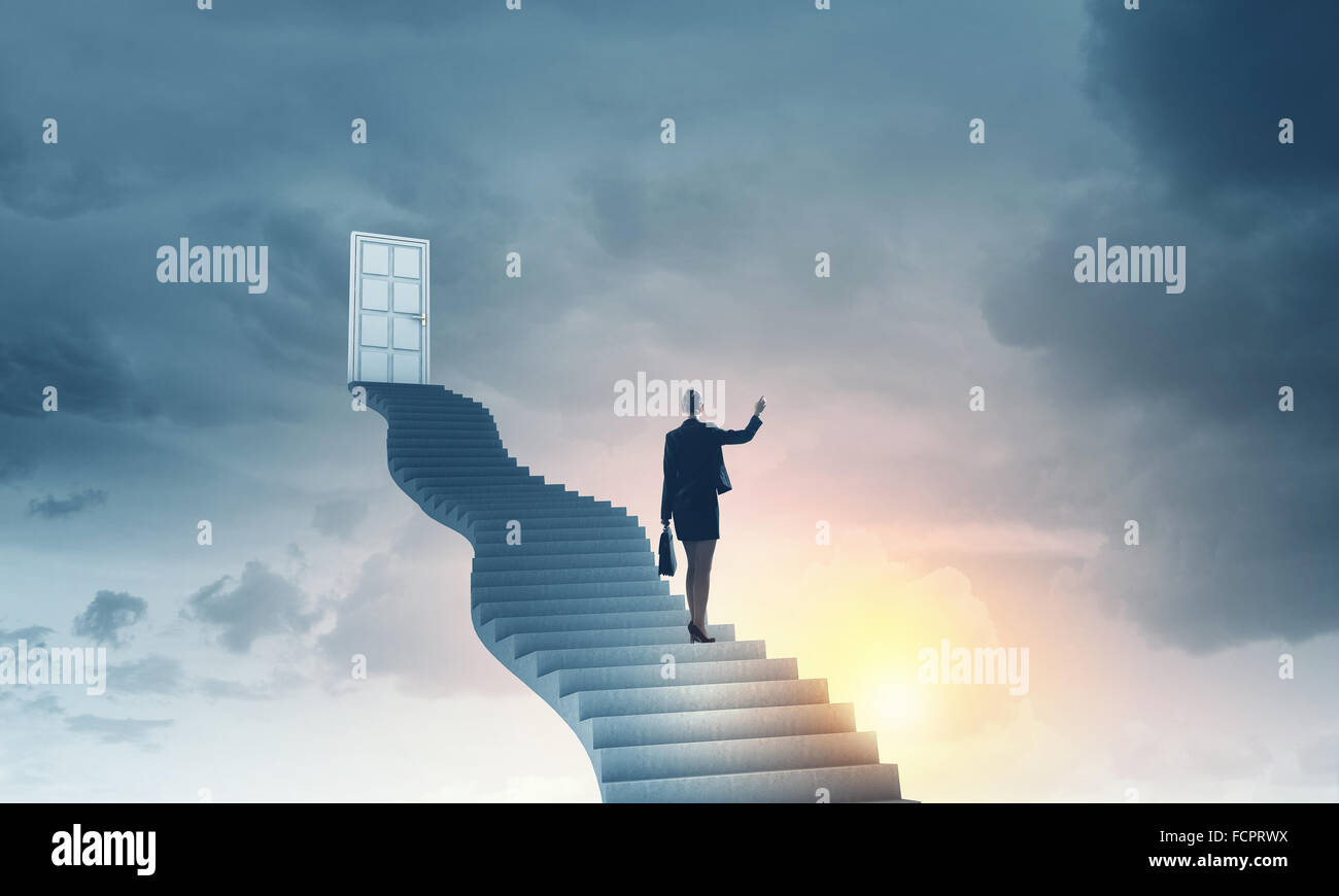 Imprenditrice a piedi fino alla scalinata porta in cielo Foto Stock