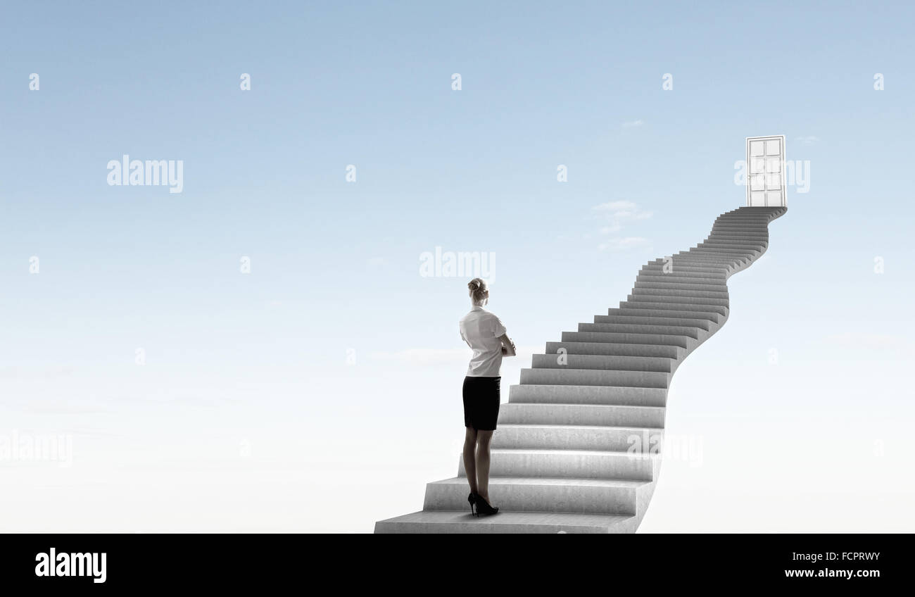 Imprenditrice a piedi fino alla scalinata porta in cielo Foto Stock