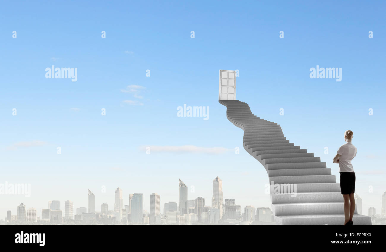 Imprenditrice a piedi fino alla scalinata porta in cielo Foto Stock