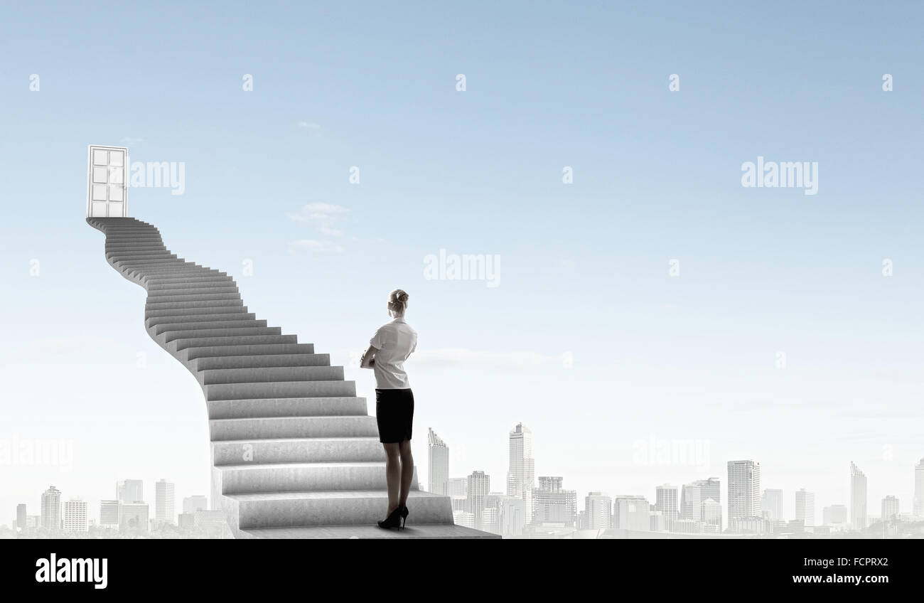 Imprenditrice a piedi fino alla scalinata porta in cielo Foto Stock
