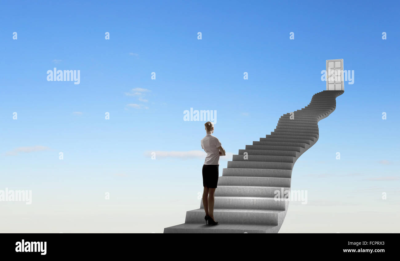 Imprenditrice a piedi fino alla scalinata porta in cielo Foto Stock