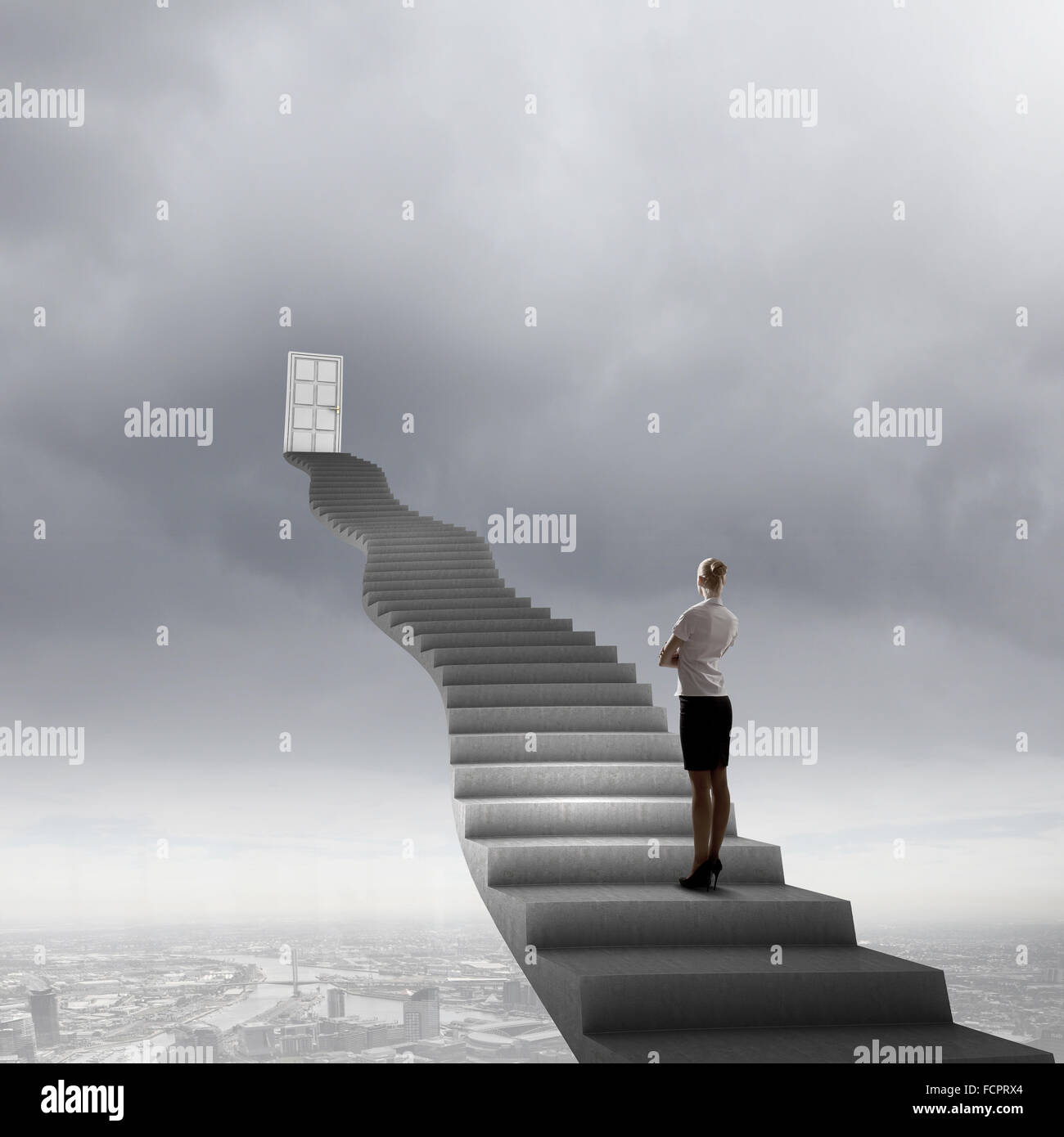 Imprenditrice a piedi fino alla scalinata porta in cielo Foto Stock