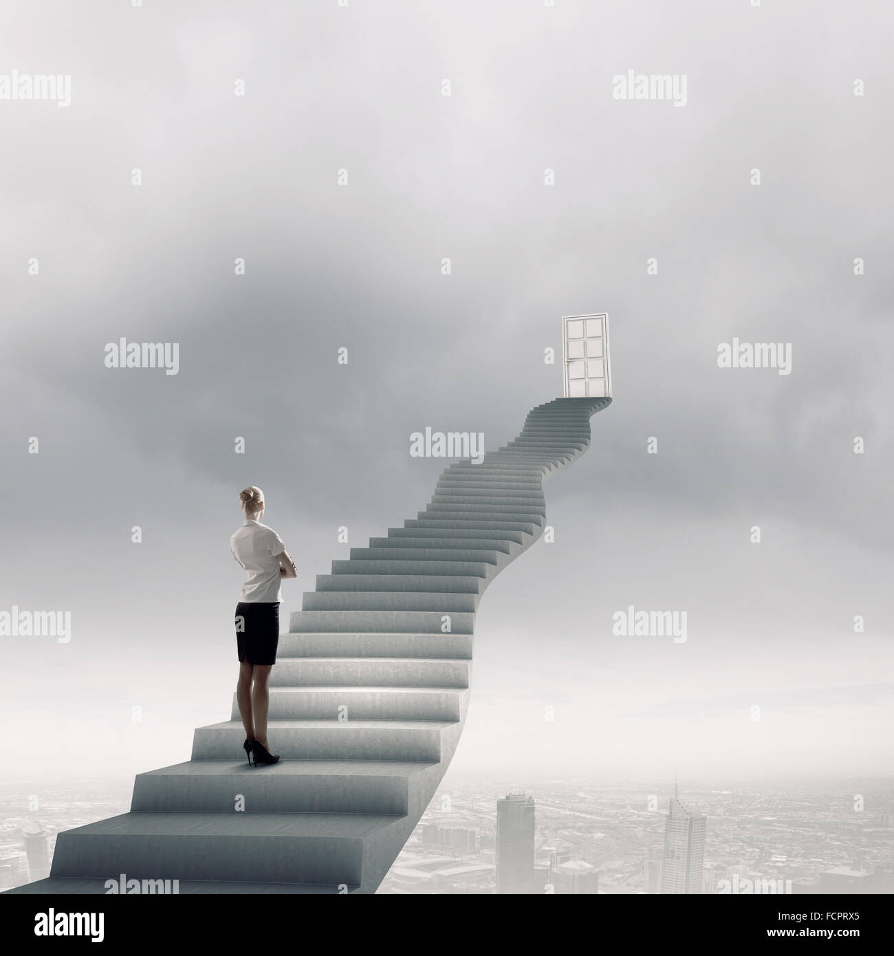 Imprenditrice a piedi fino alla scalinata porta in cielo Foto Stock