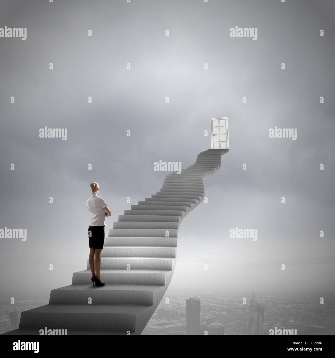 Imprenditrice a piedi fino alla scalinata porta in cielo Foto Stock