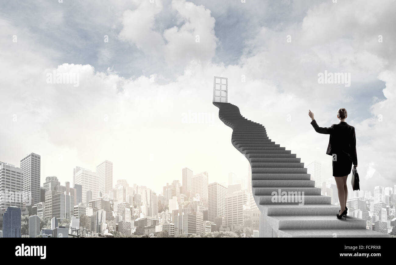 Imprenditrice a piedi fino alla scalinata porta in cielo Foto Stock