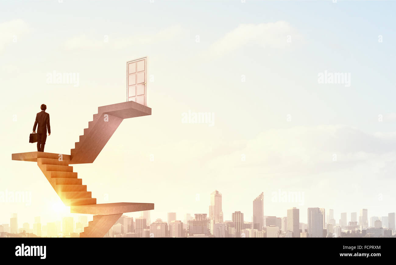 Imprenditore a piedi fino alla scalinata porta in cielo Foto Stock