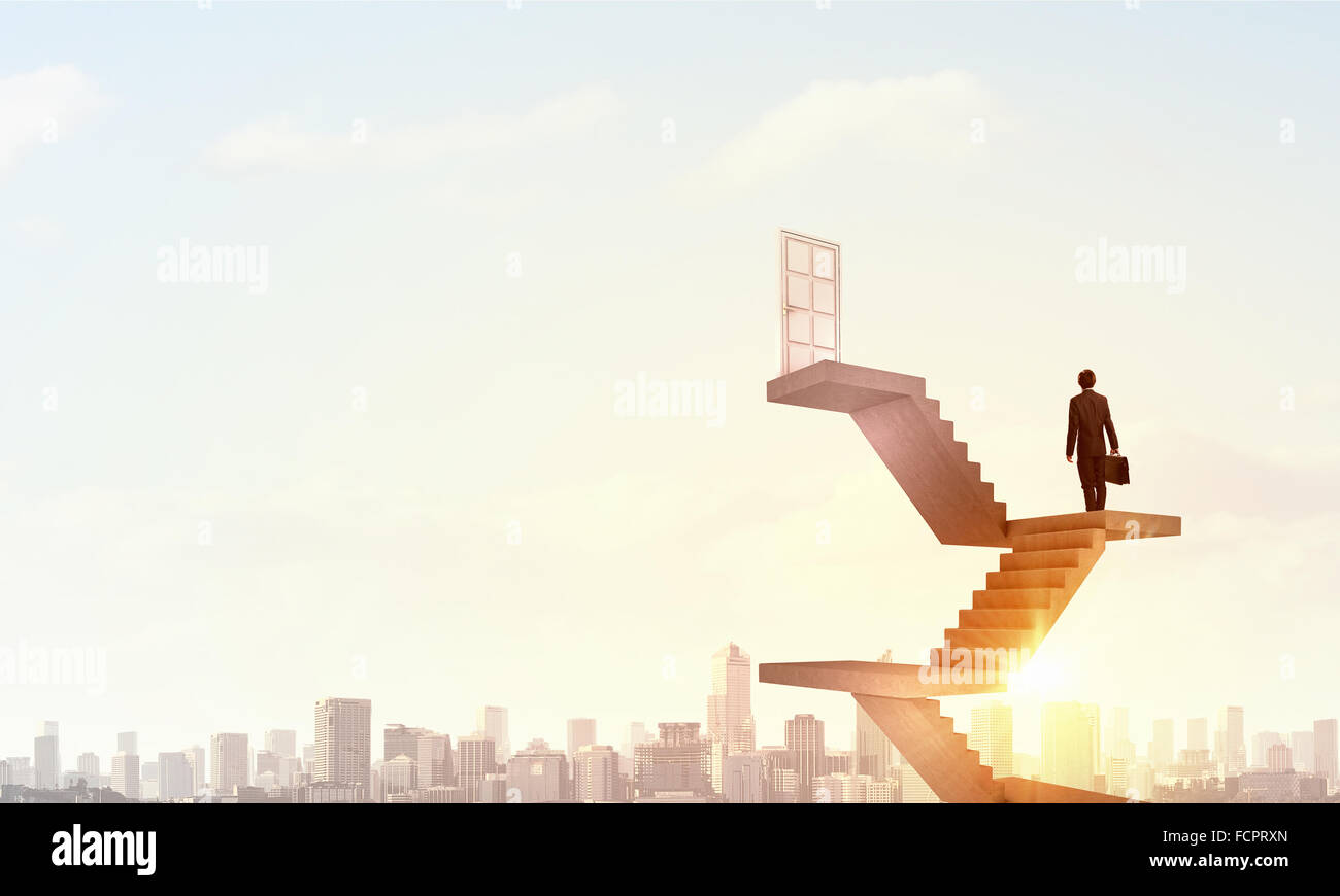 Imprenditore a piedi fino alla scalinata porta in cielo Foto Stock