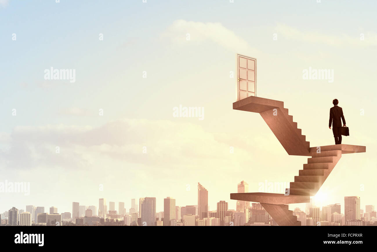 Imprenditore a piedi fino alla scalinata porta in cielo Foto Stock