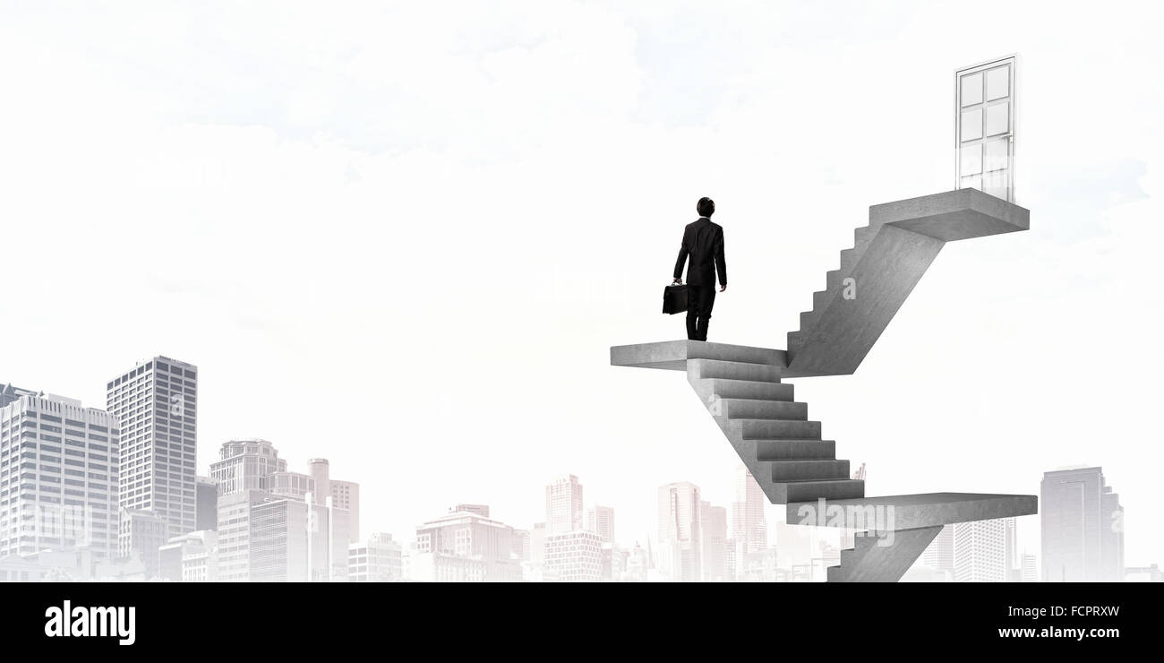 Imprenditore a piedi fino alla scalinata porta in cielo Foto Stock