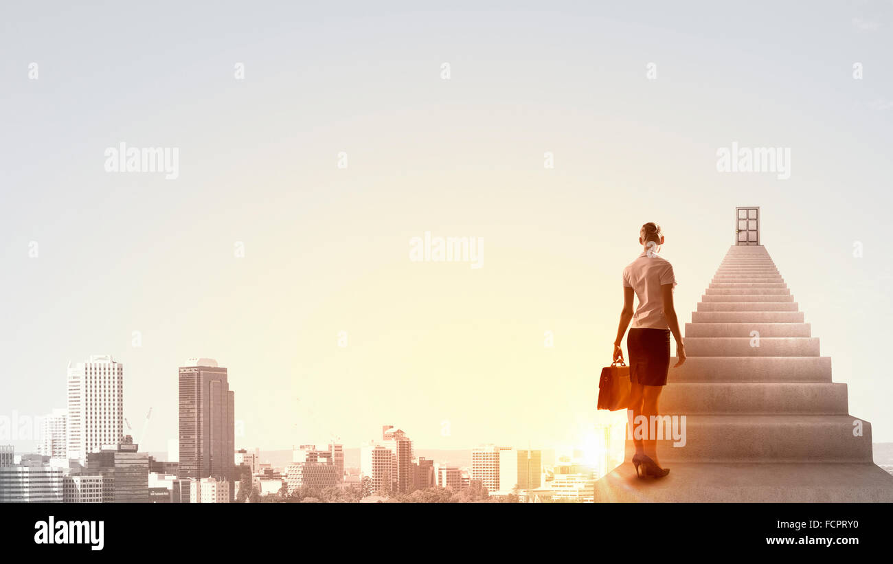 Imprenditrice a piedi fino alla scalinata porta in cielo Foto Stock