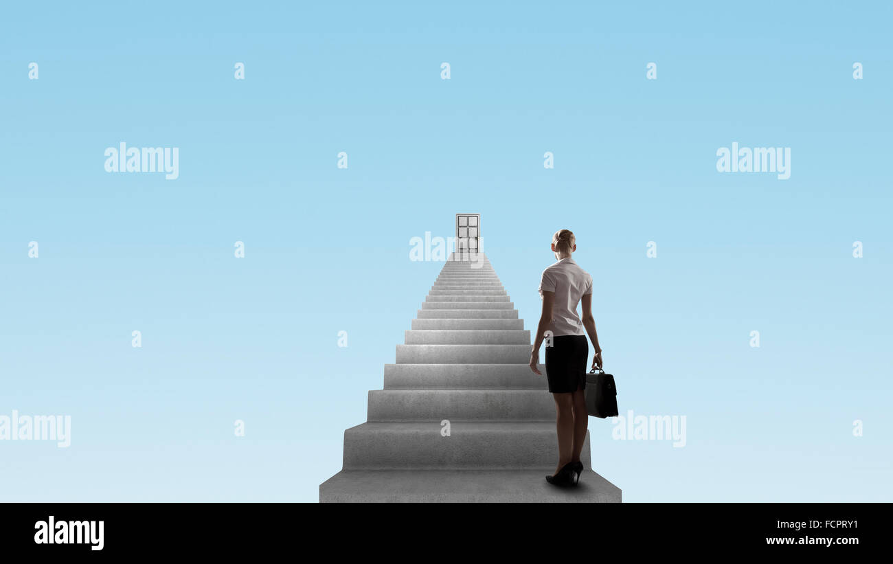 Imprenditrice a piedi fino alla scalinata porta in cielo Foto Stock